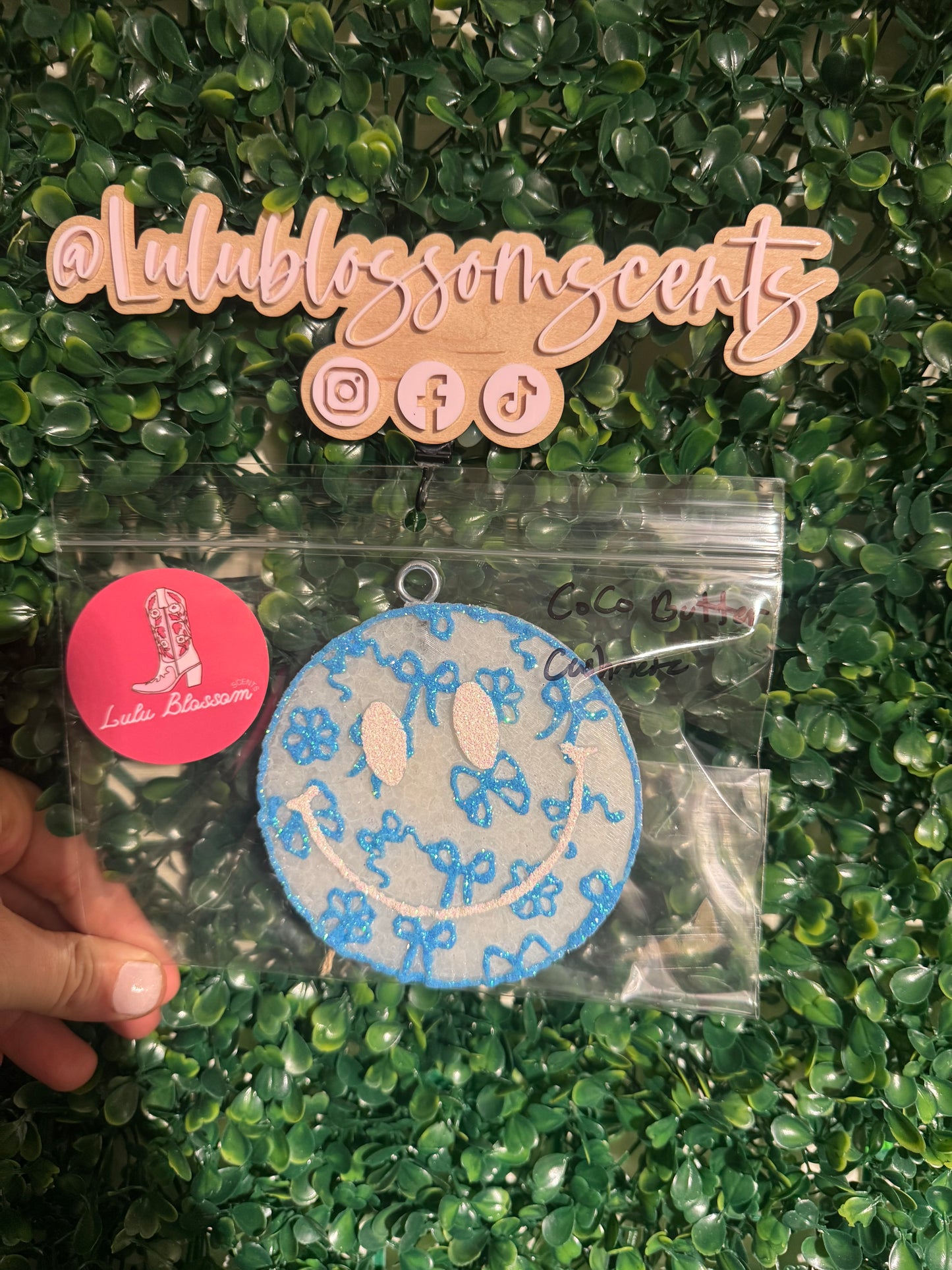 Bow Smiley Freshie - Cocobutter Cashmere